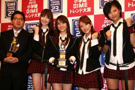 AKB48 получили награду “Trend People Award" вместе с их продюсером Акимото Ясуши