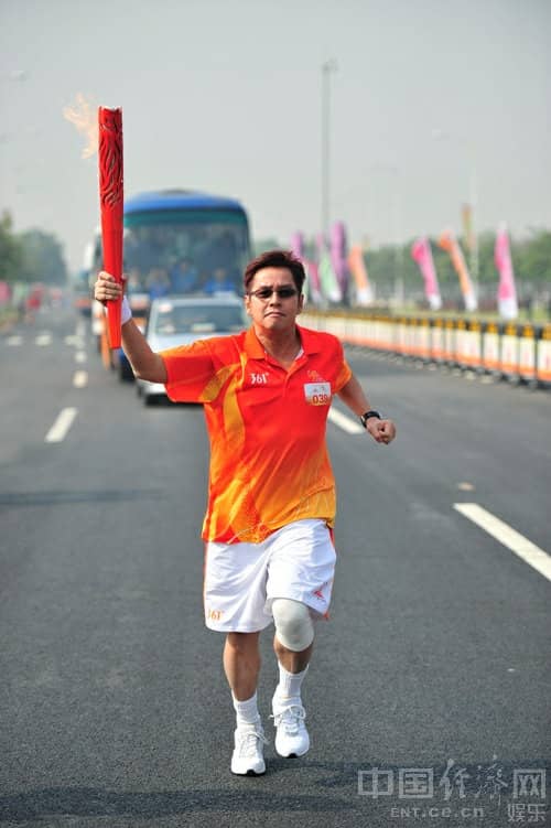 Канта сделал пробежку с факелом для Азиатских Игр 2010 в Гуанчжоу