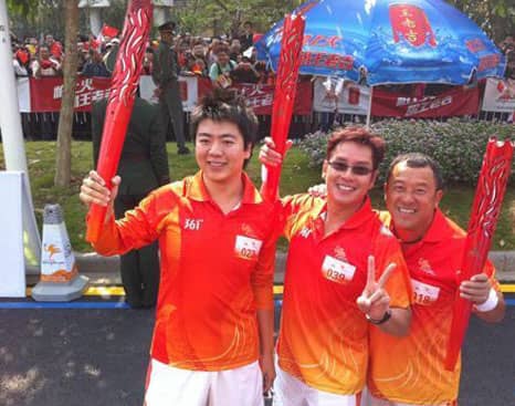 Канта сделал пробежку с факелом для Азиатских Игр 2010 в Гуанчжоу