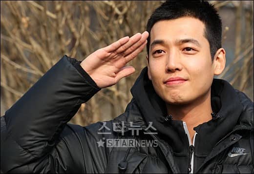 Певец Пак Хё Син и актер Чон Гён Хо пополнили ряды корейской армии