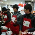 Рейн и Чхве Си Вон (Super Junior) продавали ходдок на Благотворительной ярмарке