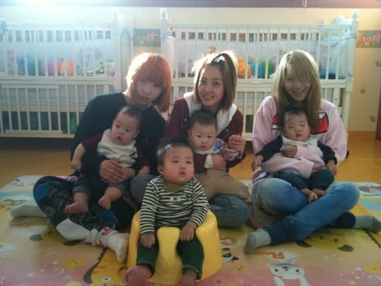 2NE1 посетили детский приют