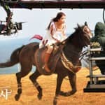 IU снимается в рекламе он-лайн игры “Alicia” разъезжая на лошади