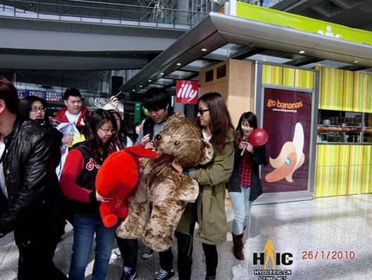 Ли Хё Ри в Гонконге встретили поклонники с коробками. полными рамен
