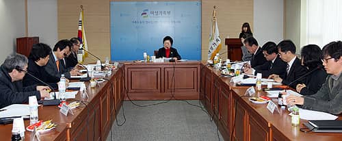 Чиновники Юж.Кореи провели пресс-конференцию, посвященную защите прав идолов