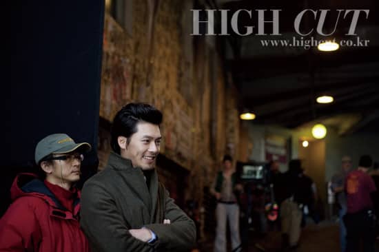 High Cut опубликовал фото с Хён Бином и Тан Вей со съемок “Поздней Осени”