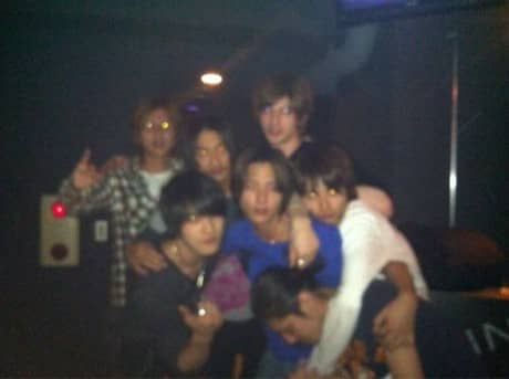 Чжэчжун (JYJ) сфотографировался со звездными друзьями в Японии