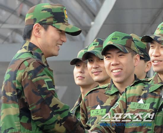 Актер Ли Чжи Ук и певец Ли Чжэ Вон демобилизованы из армии, H.O.T наконец воссоединились
