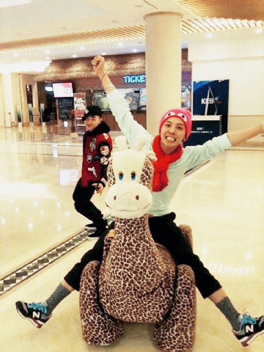 G-Dragon позирует на игрушечном жирафе