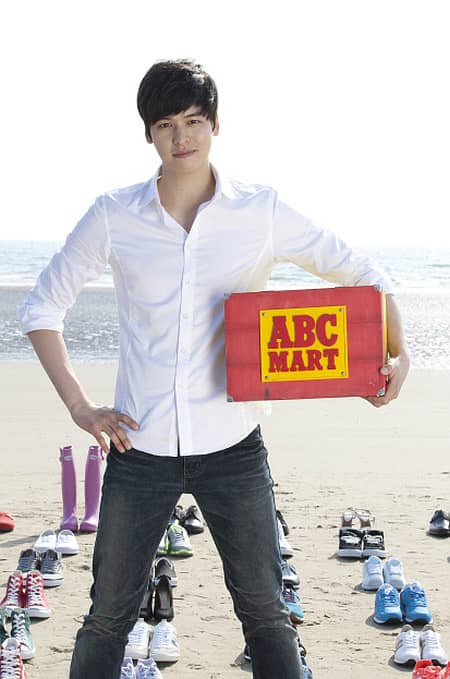 Ли Чжан У ищет молодежь в рекламном ролике от ABC Mart “Barefoot Youth”