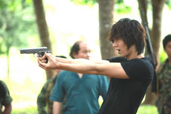 Ли Мин Хо обращается с оружием как босс в “Городском охотнике”