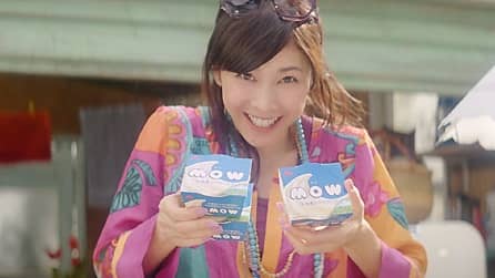 Посмотрите рекламу мороженного “MOW” с Такеути Юко!