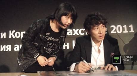 Известный актер Сон Иль Гук провел автограф-сессию в Казахстане