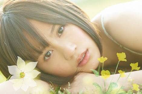Посмотрите дебютный сольный видеоклип Маэды Ацуко на песню “Flower”