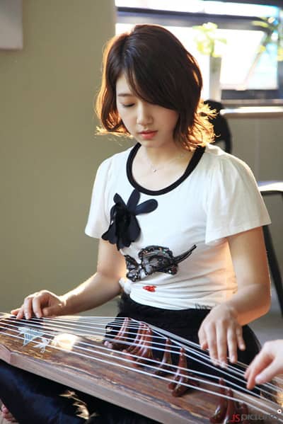 Пак Син Хё учится играть на каягыме для “Ты влюбляешься в меня”