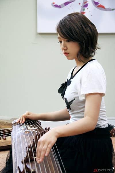Пак Син Хё учится играть на каягыме для “Ты влюбляешься в меня”
