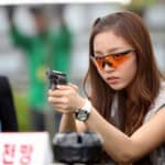 Ли Мин Хо учит Гу Хара стрелять из пистолета