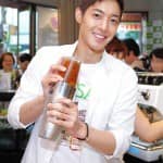 Ким Хён Чжун стал барменом для кампании "Спаси Землю"