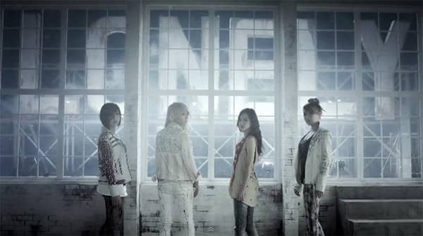 2NE1 представили превью японского музыкального видео “Lonely”