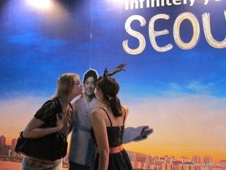 Ким Хён Чжун удостоился поцелуев сразу двух девушек?