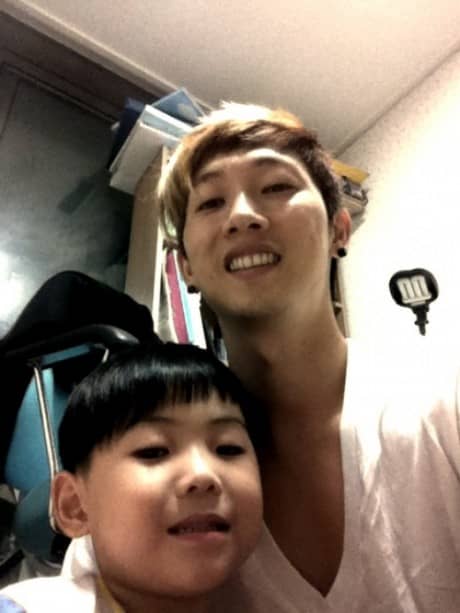 Чан У Хёк показал нам фото со своим племянником