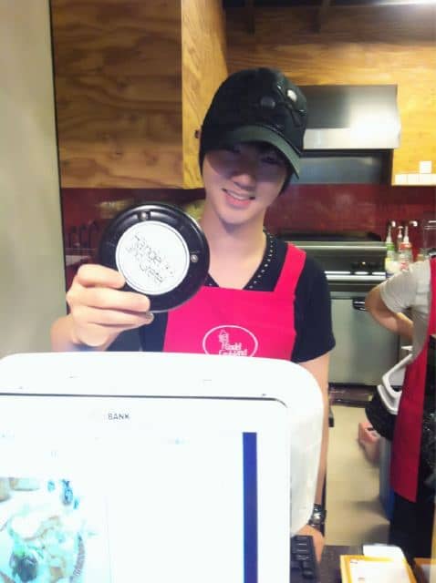 Есон из Super Junior усердно работает в кафе своих родителей