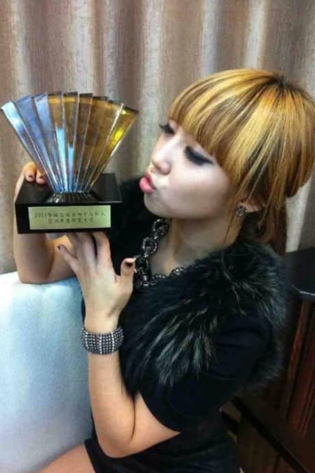 Мин из Miss A показывает их награду CETV как лучших новых артистов в Китае