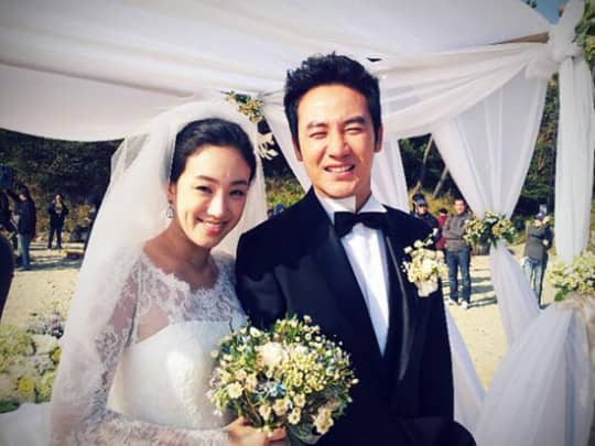 Актер Ом Тхэ Ун и актриса Чон Рё Вон показали своё "свадебное фото"