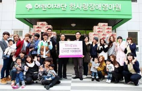 Группы INFINITE и T-ara навестили детей с ограниченными возможностями