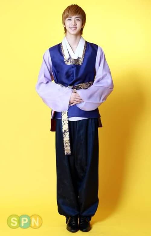 Кому из парней знаменитостей больше идет национальный корейский костюм Ханбок?