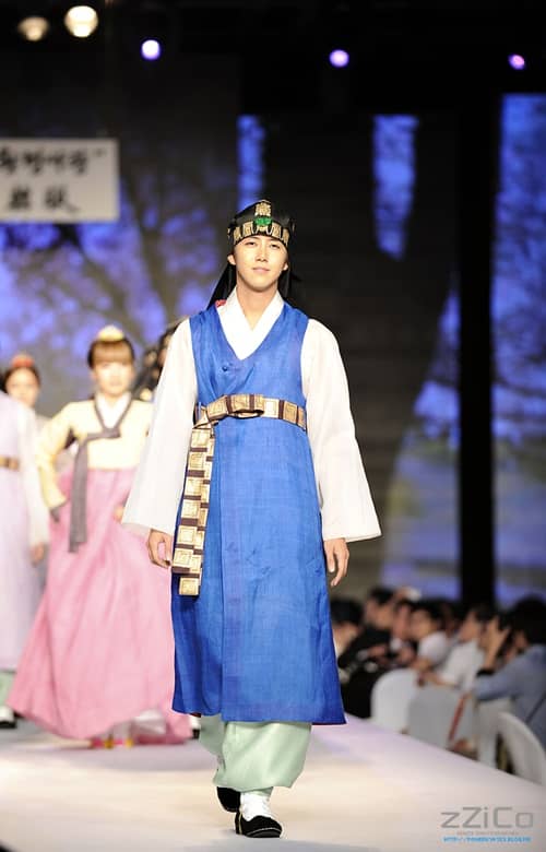 Кому из парней знаменитостей больше идет национальный корейский костюм Ханбок?