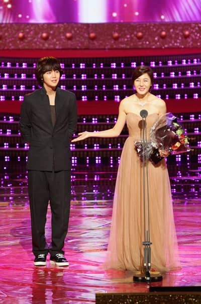 Ким Ха Ныль, получившая награду в категории Лучшая Актриса, благодарит Чан Гын Сока