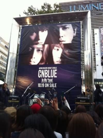 Около 7000 фанатов пришли на мини-концерт CNBLUE в Синдзюку