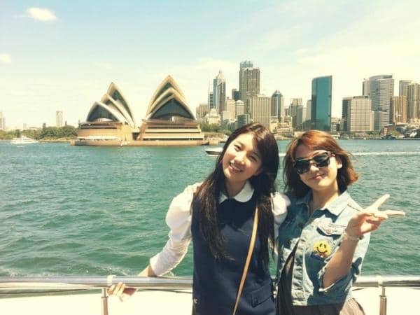 Сюзи из Miss A и ЧжиЁн из KARA поделились совместными фото из Австралии