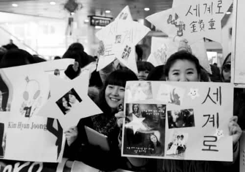 Фанаты прождали в аэропорту 5 часов, чтобы только взглянуть на Ким Хён Чжуна