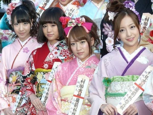 Участницы AKB48 празднуют свой "День Совершеннолетия"