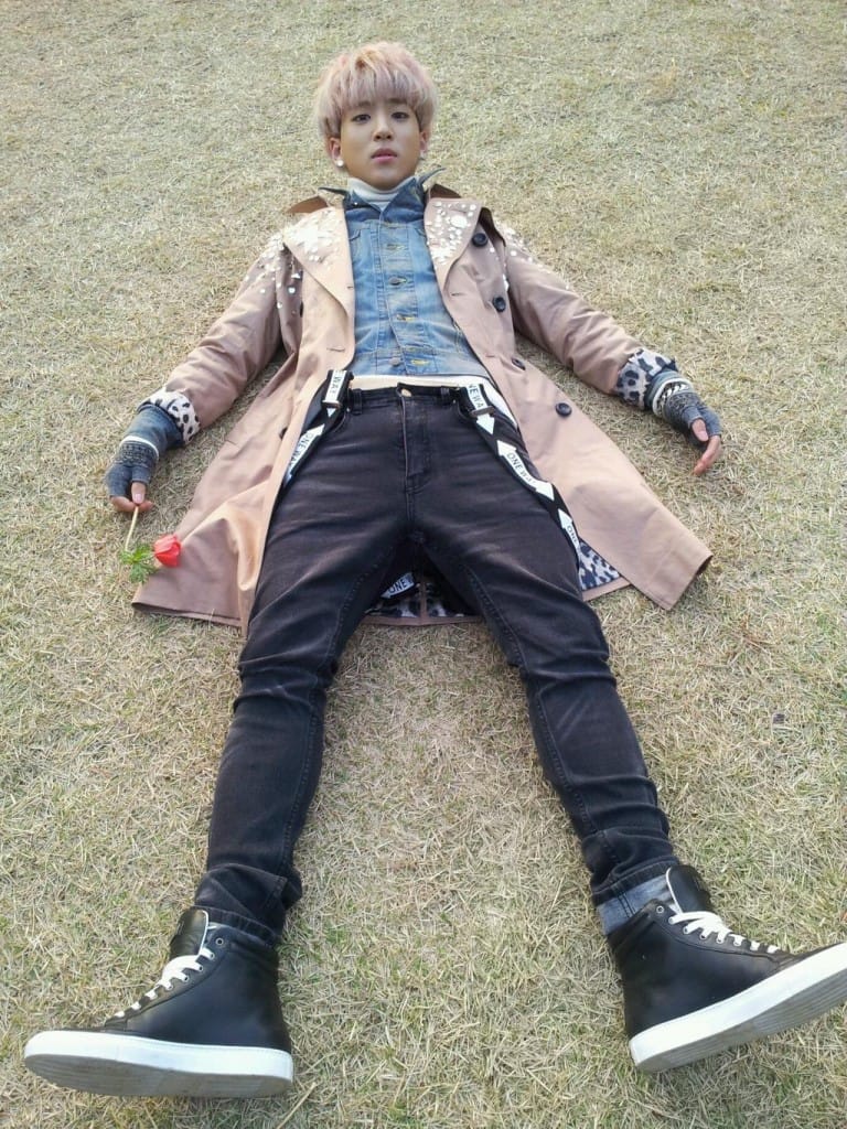 Баро из B1A4 опубликовал в твиттере свое неуклюжее фото лежа на спине.