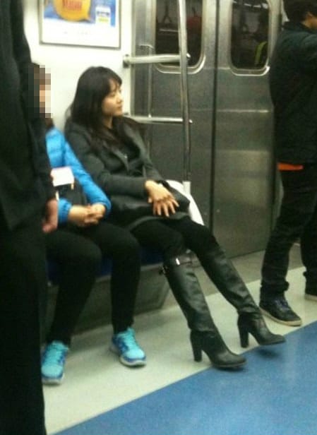 Мун Гын Ён заметили в метро, при съемках дорамы "Алиса из Чхондам-дон"