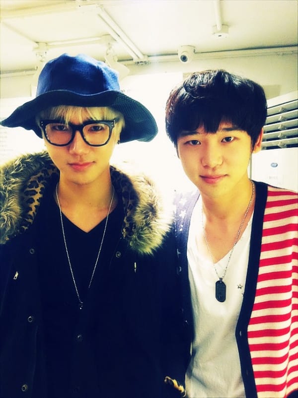 Йесон из Super Junior показал совместное фото со своим младшим братом
