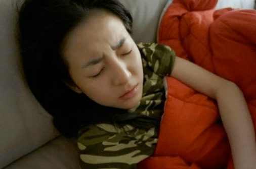 Спящие японские мачехи. Сонную сестру. Спящей сестра японская. Сестра притворившись спящей.