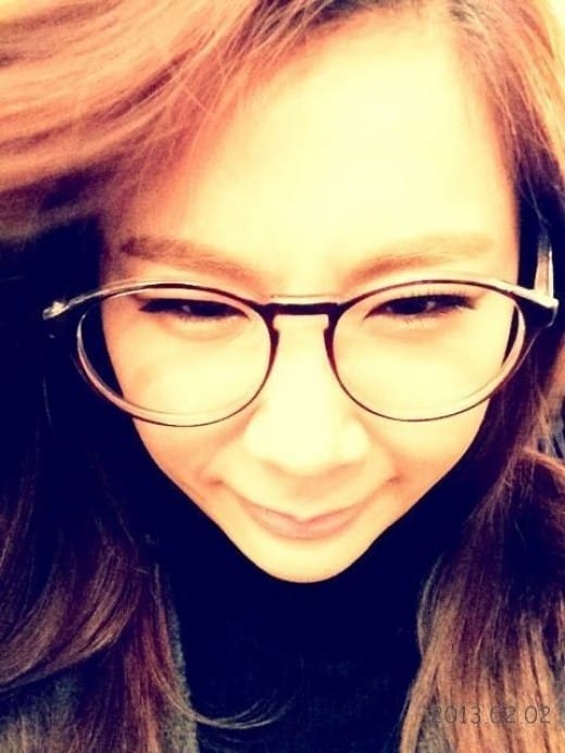 ДжеА из Brown Eyed Girls раскрывает свои милые черты в очках
