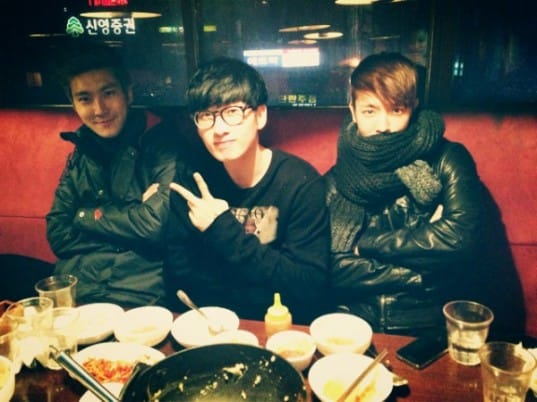Ынхек, Донхэ и Шивон ужинают вместе.