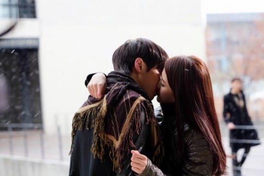JR из NU'EST и Нам Бора наклонились для поцелуя