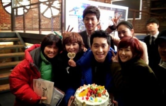 Чансон из 2PM празднует свой день рождения на съёмочной площадке 'Парочка под прикрытием'