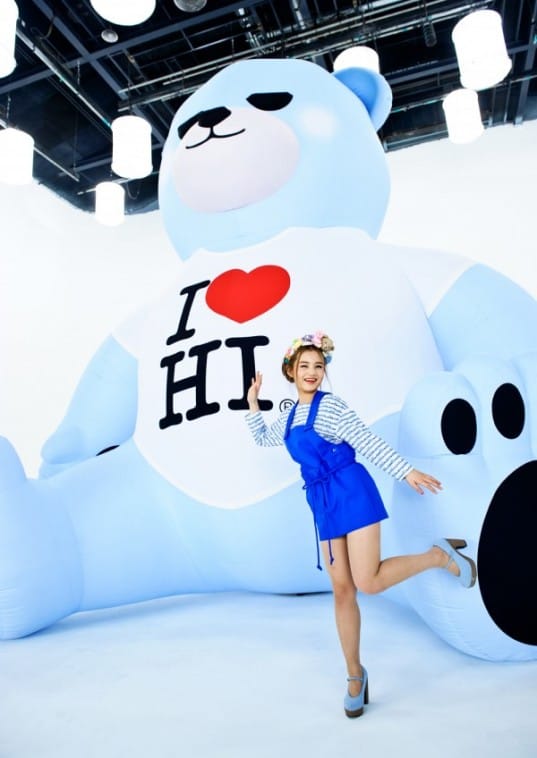 Ли Хай с огромным плюшевым медведем для музыкального видео "It’s Over"