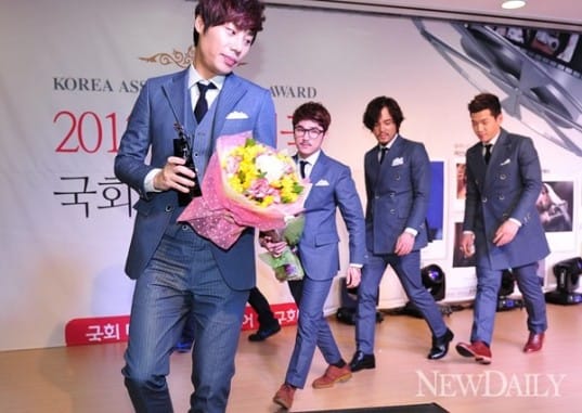 Им Юн Тэк, INFINITE, PSY и другие были награждены на '2013 Korea Assembly Grand Awards'