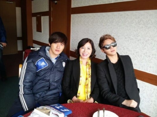 Чжунсу из JYJ поделился снимком с его прекрасной матерью и братом-близнецом