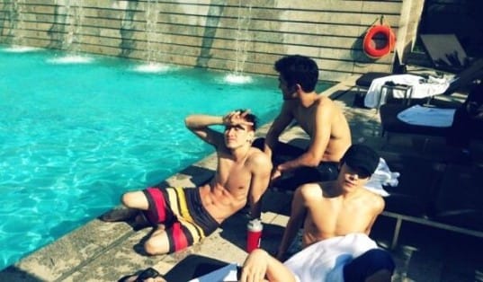 Super Junior нежатся на солнце в Бразилии, демонстрируя свои тела