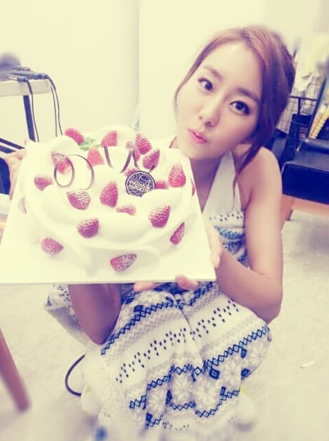 Юи из After School празднует свой день рождения на съёмочной площадке