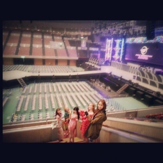 Тэён даёт фанатам возможность взглянуть на концертную площадку Girls’ Generation в Нагое